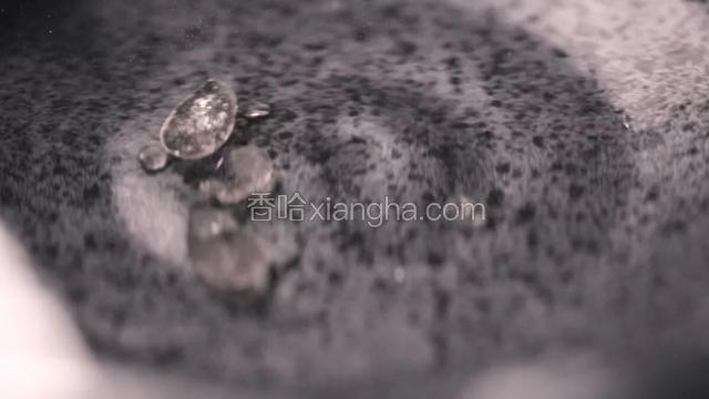 待糖浆煮至微黄、黏稠时用筷子蘸些许糖浆滴入凉水，若糖浆成滴便是熬好了。
