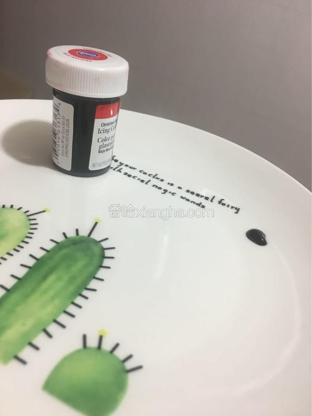 取少量色素放在盘子上
我用的颜色是圣诞红