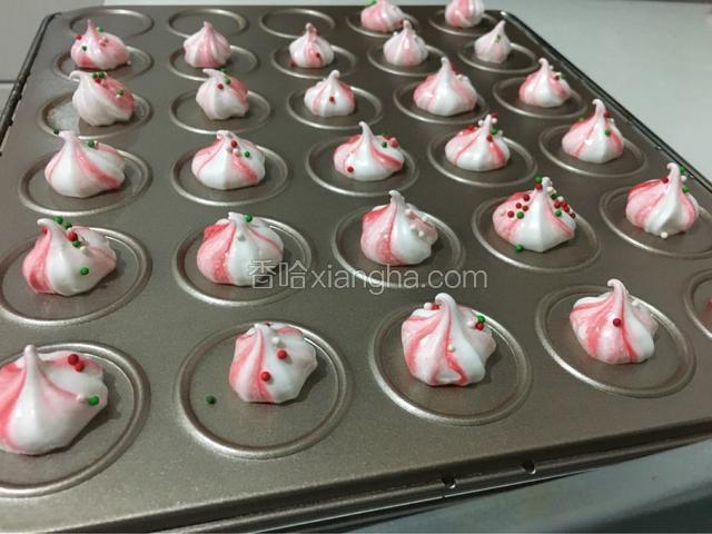 烤箱预热，
最后在上面撒上一些糖珠装饰一下