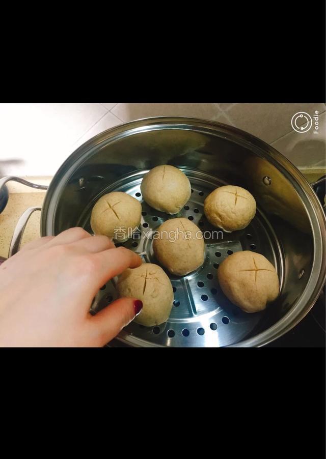 我用的东菱面包机来发面，然后解放了自己哈哈哈，发好面之后切成大概65克左右的小团，然后把备好的芋泥丸子包好，上锅蒸15分钟左右（时间由自己把握）