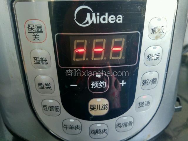 按煲汤键，剩下的工作就交给电压力锅了。