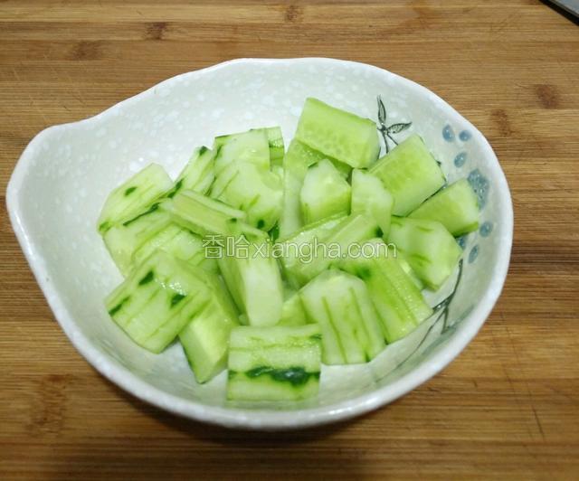 黄瓜去皮切段