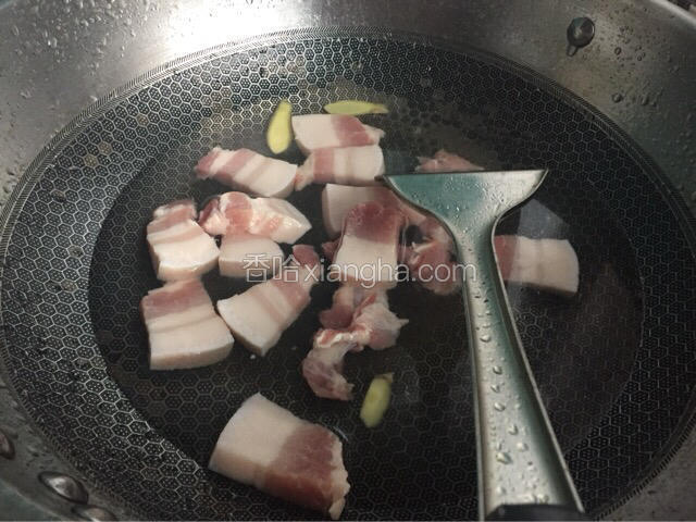 五花肉冷水入锅焯水后沥干备用
