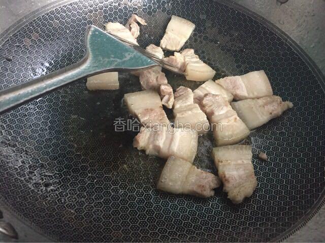 加入少量油后放入肉煸炒
