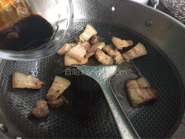 加入白糖和生抽调制的调料翻炒上色后出锅
