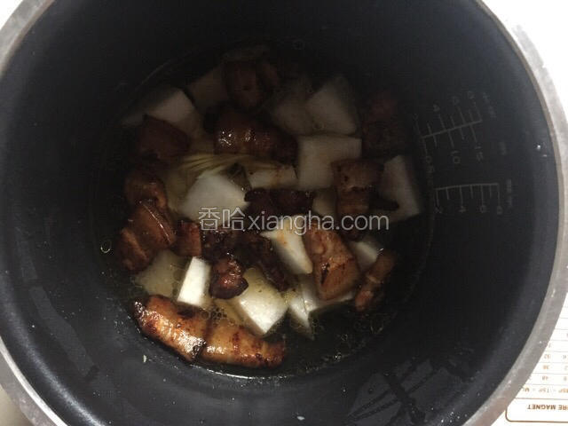 倒入水没过食材
