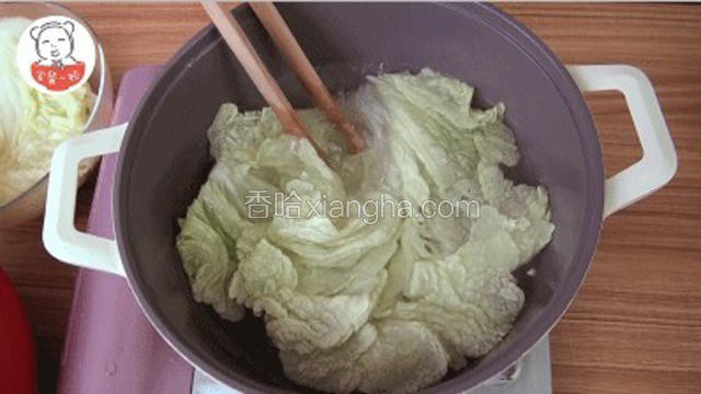 新鲜大白菜取外层叶，洗净后焯水。宝餐提示：焯烫菜叶的目的是使其变软，煮的过久反而不方便后面的步骤，一两分钟就可以了。 