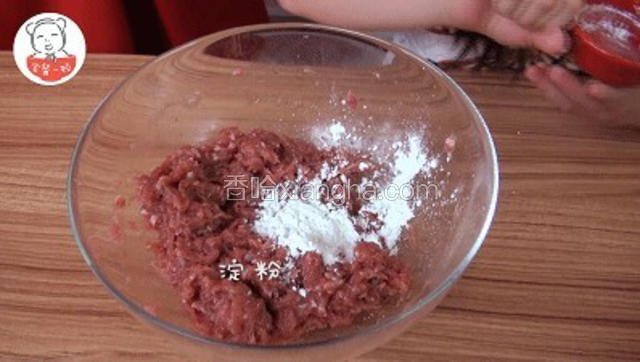 放入蚝油、酱油、淀粉，搅匀腌制入味。宝餐提示：调味可以根据自己的喜好，南方人可以放点糖，北方人可以放点盐，但是给宝宝吃，最好不要太咸。