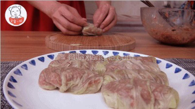 白菜叶切成巴掌大小，包入肉馅，两边往里收整，再从一头卷起。宝餐提示：宝宝嘴小，白菜卷不要太粗，最好两口能吃完一个。
