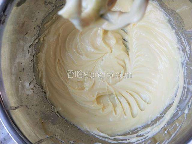 黄油室温软化，然后用打蛋器打发。