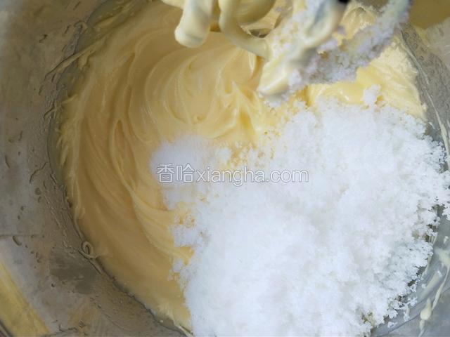 打发好的黄油中加入盐和绵白糖。
