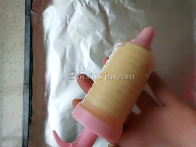 然后装入裱花器中，然后烤箱150度预热十分钟。