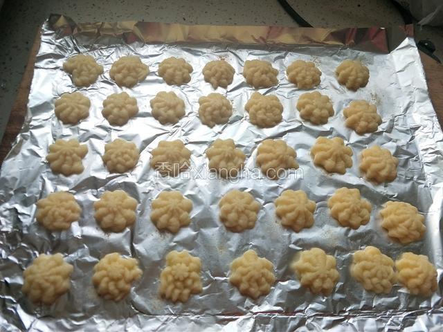 选择喜欢的裱花嘴挤出图案。