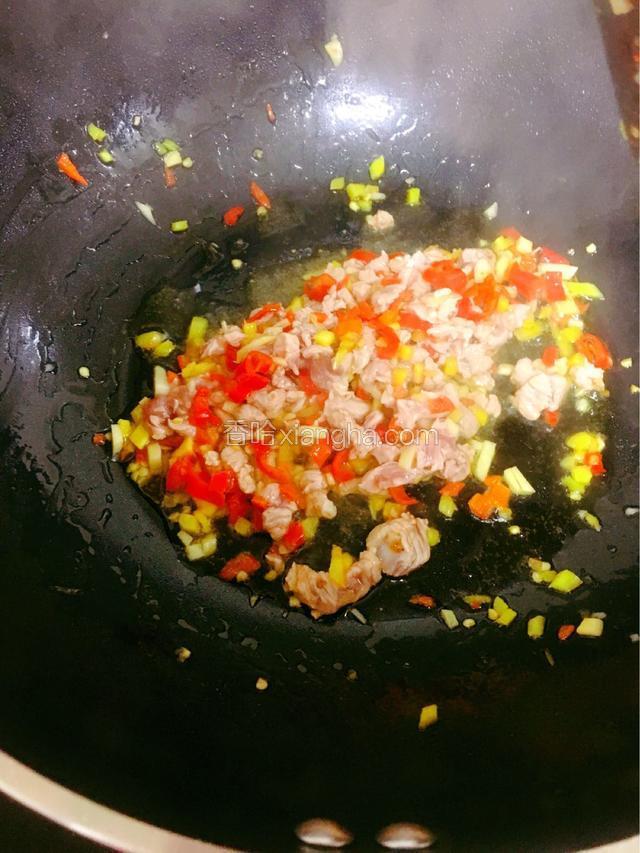 下瘦肉末翻炒10秒左右