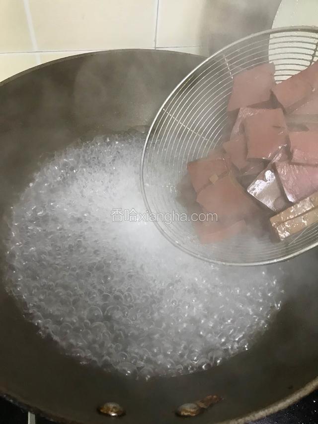 锅内烧开水放适量盐下入鸭血焯水