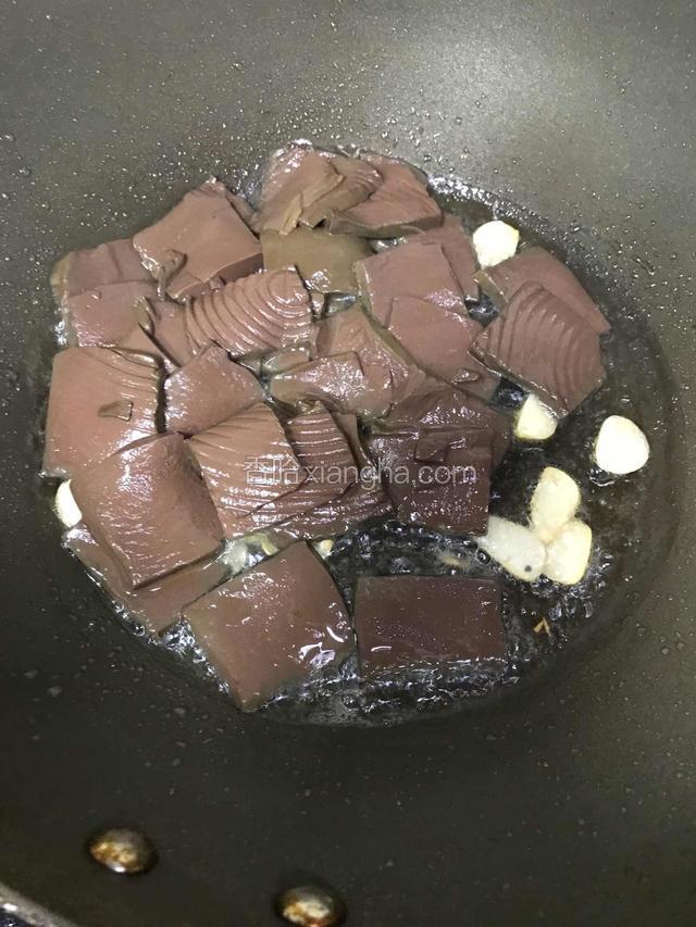 放入鸭血翻炒