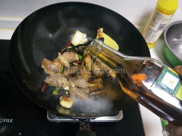 再放入料酒和少量老抽