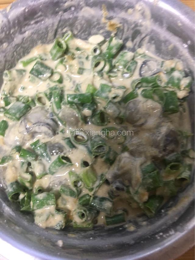 葱洗净，切成段，与地瓜粉，海蛎，料酒，生抽，蚝油，胡椒粉，盐，少许水拌均腌制5分钟