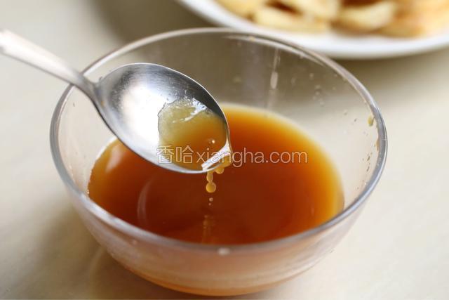 在煎豆腐的同时，取一小碗，加入酱油、白醋、白砂糖、水淀粉、盐，少量兑些水调成料汁。