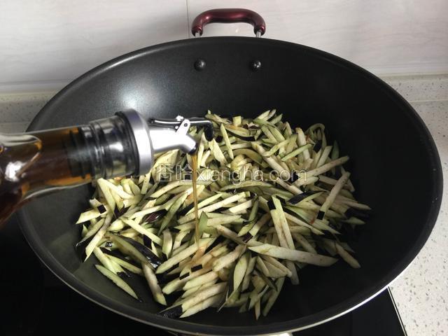 倒入茄子，淋入料酒，生抽翻炒。