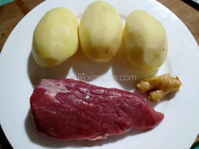 准备材料土豆削皮，家人不喜欢蒜头所以我用生姜代替