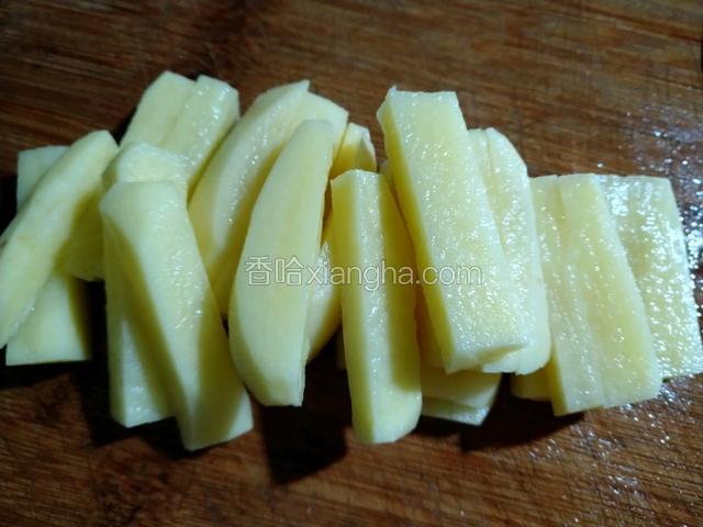 把土豆切条，边上不协调的土豆切掉看起来比较有美感