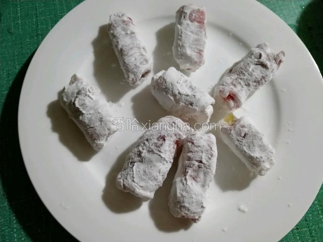 全部里脊肉卷好，准备一个干净的碗放入一碗淀粉把卷好的里脊肉放入淀粉中裹匀接口朝下依次裹好所有里脊肉，把剩下的土豆条也放入淀粉中拌匀即可