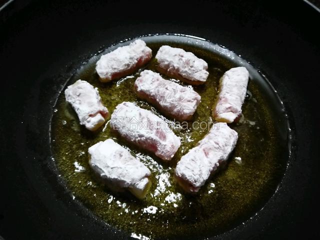 放入里脊肉煎炸，接口一定要朝下不然里脊肉会散开