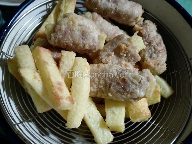 煎炸好的里脊肉和土豆捞出来控油，准备半碗水加入淀粉拌匀