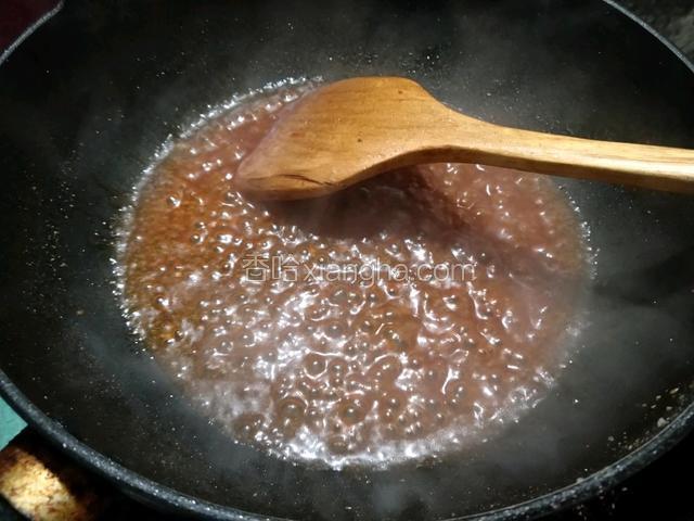 锅中留底油放入蒜末或者姜末煸炒再放入番茄沙司放入白糖小火熬制再放入盐醋酱油还有水淀粉
勾芡