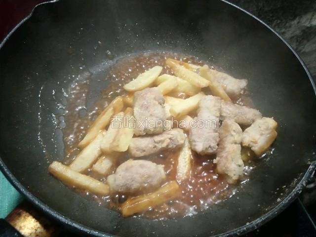 芡汁翻滚后放入里脊肉和土豆翻炒均匀即可，一道美味的菜肴就出锅了