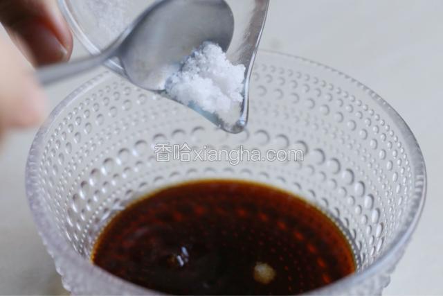 加入盐搅拌均匀，调成味汁。
