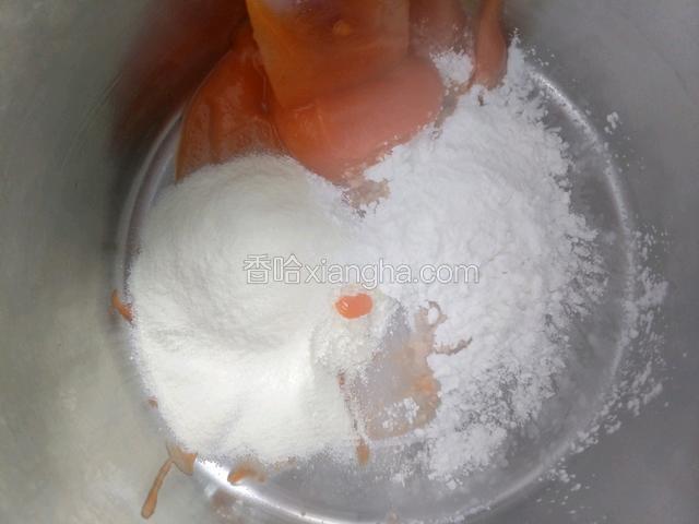 奶粉，淀粉，胡萝卜泥混合搅拌均匀至顺滑无颗粒状，放置备用。因为是给宝宝吃的，奶粉要选择婴儿奶粉，我用的诺优能1段，之前也用过其他奶粉，挤出来的溶豆不成型，消泡了，其他的奶粉美素佳儿，爱他美，贝拉米都可以。用过的奶粉中，圣元海智宝，还有个伊利金装，这两个奶粉不行。其他的就不知道了。
还有，无论用的什么果蔬汁果蔬泥都要打的非常细腻，要不然挤溶豆的时候疙疙瘩瘩的。还有记住是果蔬泥，果蔬汁的话也要是果肉果汁混合的，不要全是汁！