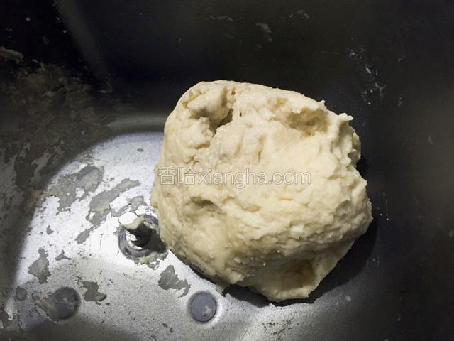 中种材料混合一起揉成面团
