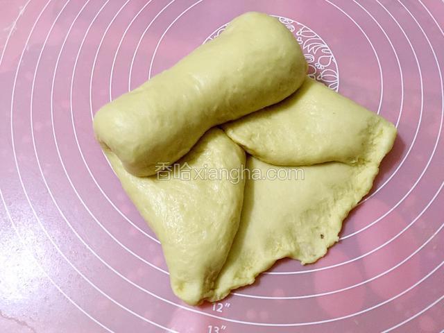 自上而下卷起，收口压薄捏紧