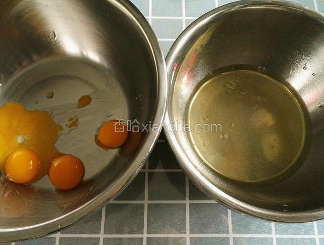 蛋清和蛋黄分别放入两个无水无油的容器