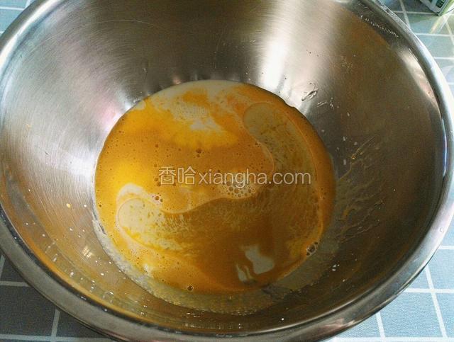 加入牛奶和玉米油搅拌至乳化状态