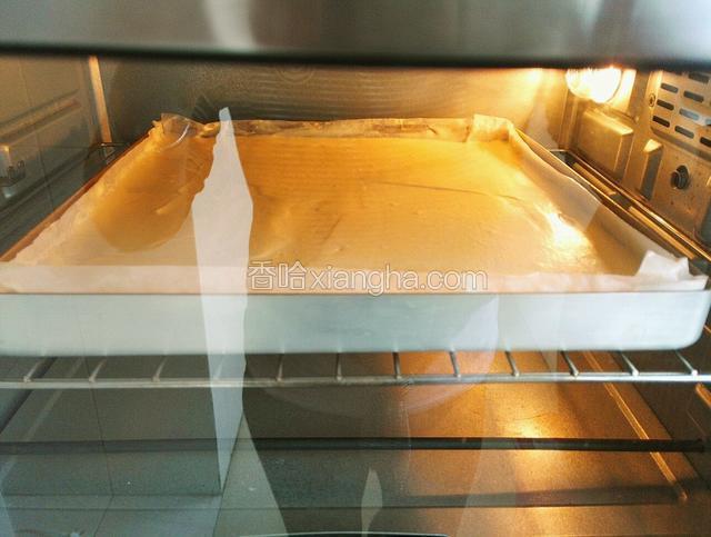 放入预热好的烤箱中层烤20分钟