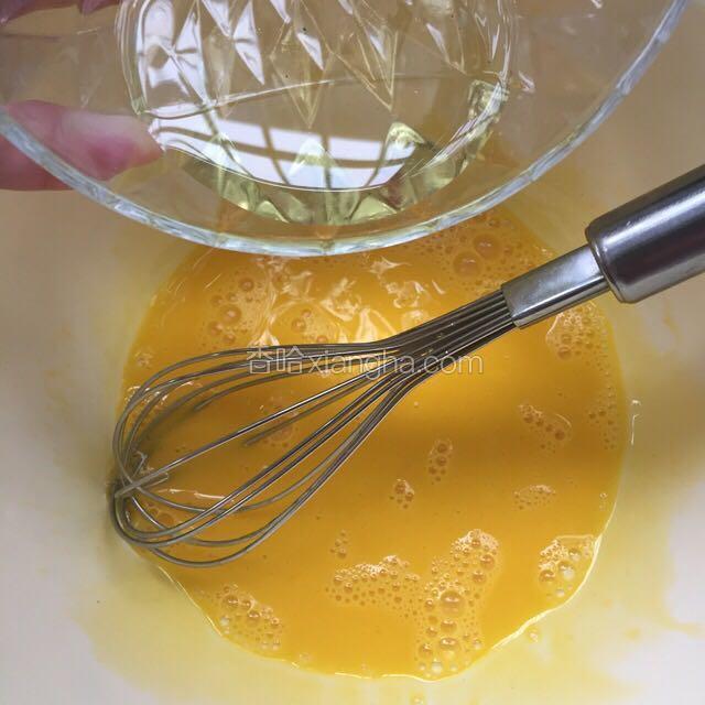 再倒入油后快速打至乳化有细腻泡泡
