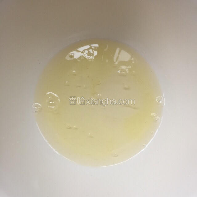 蛋清中滴入几滴白醋
