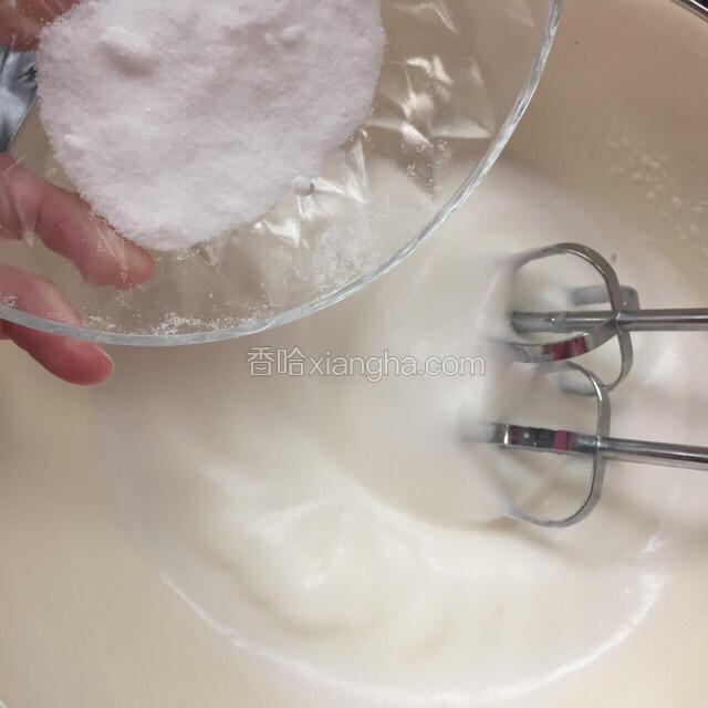 低速打发细腻状态加入第二次糖
