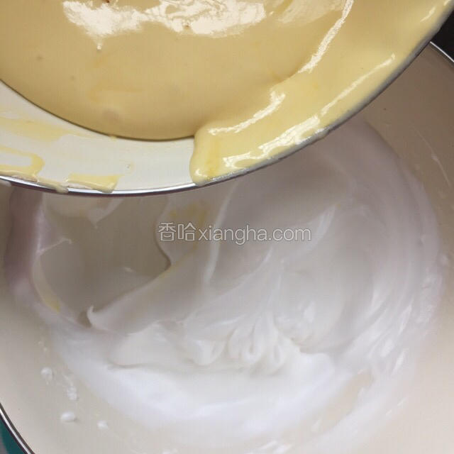 拌好的的面糊重新倒入剩下的蛋白中全面覆盖
