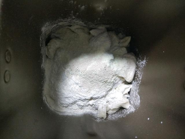 主面团忘记拍照了，所有材料如下:高粉90克，奶粉:10克，酵母1克，细砂糖35克，盐3克，鸡蛋一枚（带壳60克），牛奶30克，黄油45克。