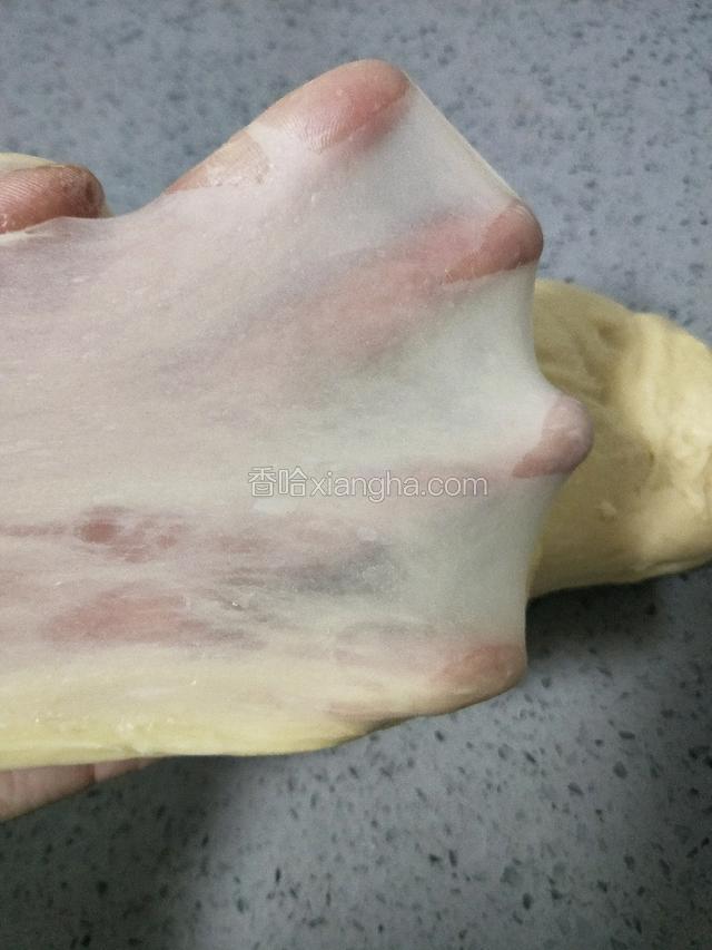 取出面团，揉、搓、摔打，直到出薄薄的手套膜即可