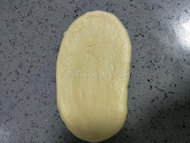用手按压排气，微微擀成椭圆形