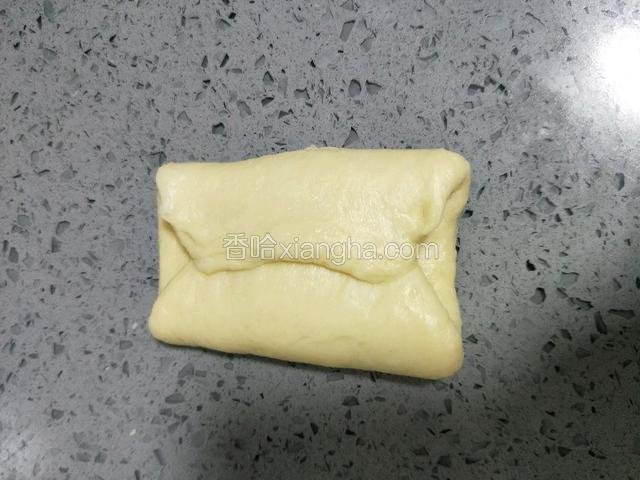 两边向中间对折，稍微重合。
