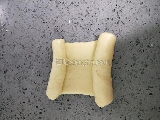擀成长方形，两边向中间卷起