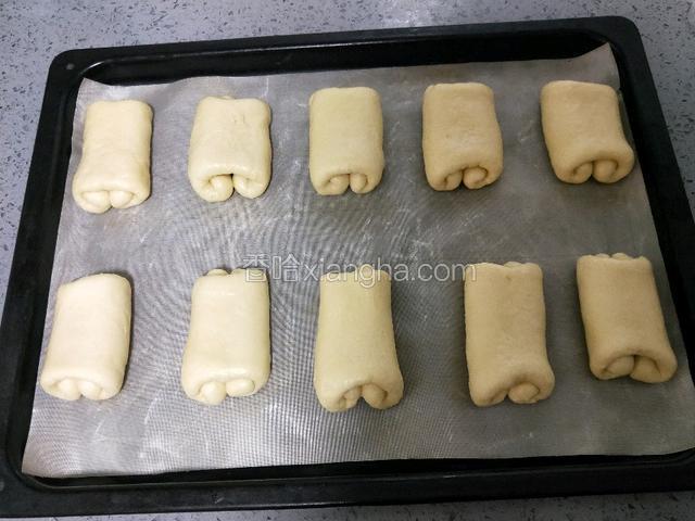 依次翻面碼入烤盘，用锋利的刀在表面划斜刀或者十字，也可以不划。