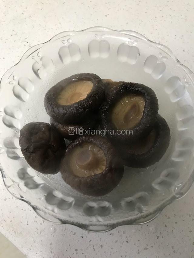 香菇放冷水中浸泡

