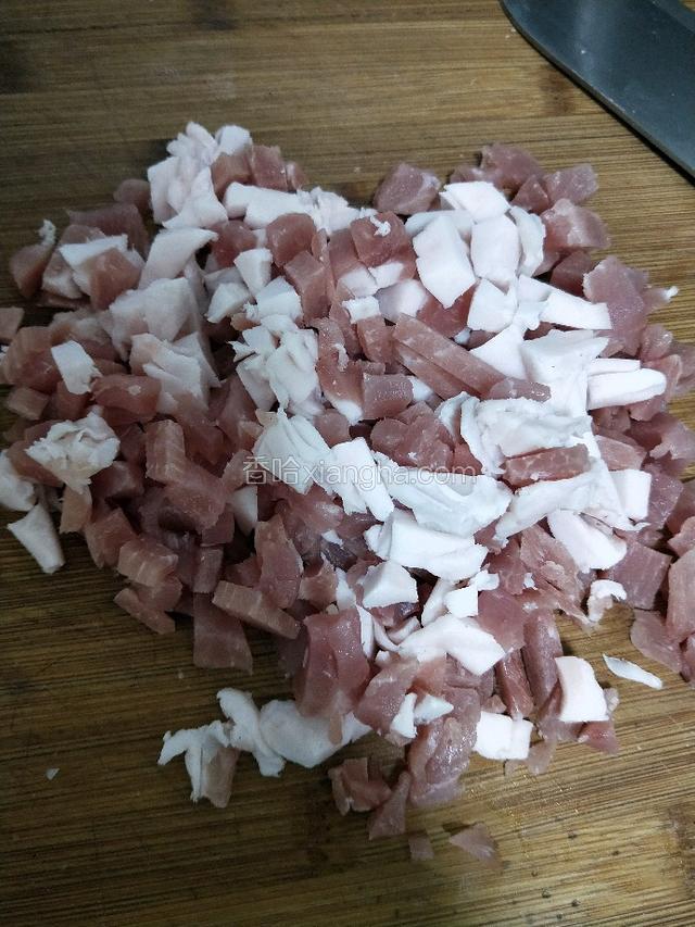 猪肉半斤切碎，3分肥7分瘦即可